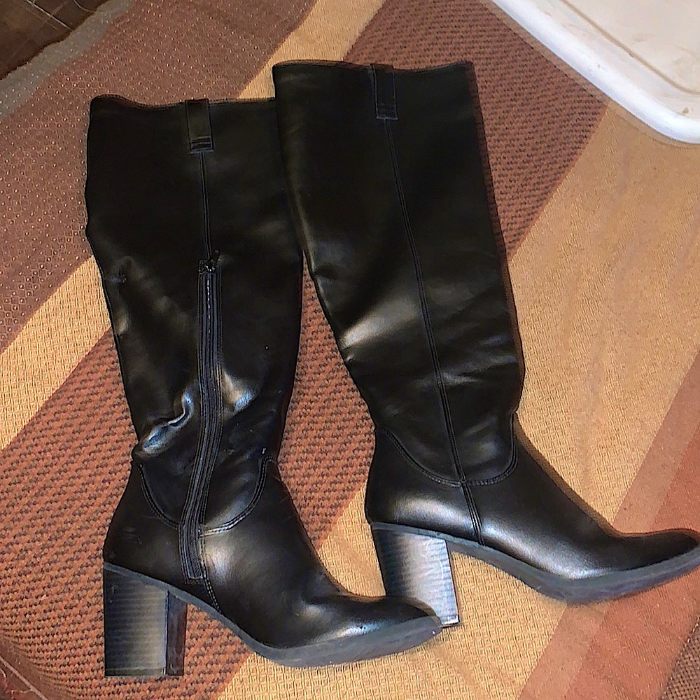 Size 9 dexflex comfort black knee high black high heel boots.